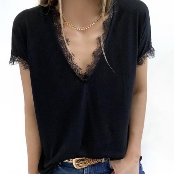Tops - Cozy V-neck with lace